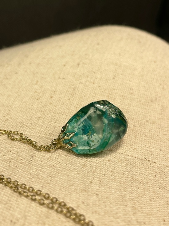 Unknown Artist Jewelry - Teal Stone Pendant Necklace on 18” Gold-Tone Chain – Gift Ready 🍃✨